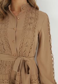 Born2be - Ciemnobeżowa Sukienka Koszulowa z Wiązanym Paskiem i Ażurowymi Taśmami Dimi. Typ kołnierza: kołnierzyk stójkowy. Kolor: beżowy. Materiał: materiał. Wzór: ażurowy. Typ sukienki: koszulowe. Długość: mini #3