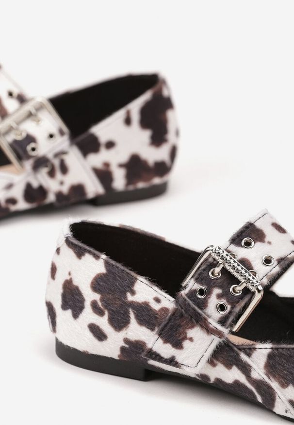 Renee - Brązowo-Białe Balerinki Vices w Krowie Łaty w Stylu Mary Jane ze Skórzaną Wkładką Rilaneia. Okazja: na co dzień. Kolor: brązowy. Materiał: skóra. Wzór: grochy. Styl: klasyczny, casual