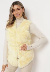 Born2be - Żółta Futrzana Kamizelka z Wstawkami Sasireka. Kolor: żółty. Materiał: futro #3