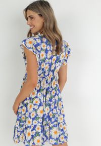 Born2be - Niebieska Sukienka Mini z Wiskozy z Gumką w Pasie i Falbankami Nidi. Typ kołnierza: kołnierz z falbankami. Kolor: niebieski. Materiał: wiskoza. Długość: mini #4