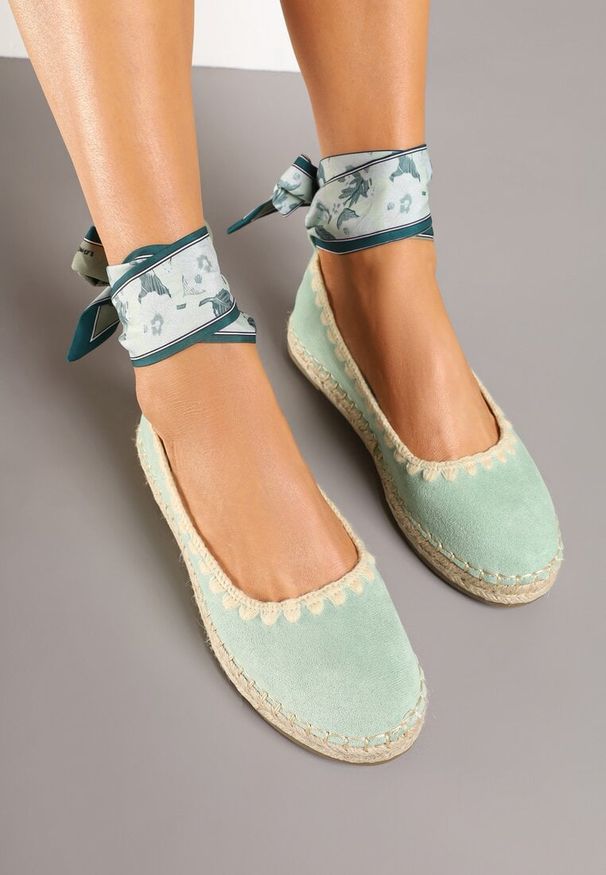 Renee - Jasnozielone Espadryle ze Wzorzystym Wiązaniem Przy Kostce Zdobione Plecionką Lortevia. Okazja: na co dzień. Kolor: zielony. Materiał: zamsz. Wzór: aplikacja. Obcas: na obcasie. Styl: casual, boho, elegancki. Wysokość obcasa: niski
