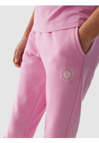 4F JUNIOR - Spodnie dresowe joggery dziewczęce - różowe. Okazja: na co dzień. Kolor: różowy. Materiał: dresówka. Wzór: gładki, aplikacja, ze splotem. Styl: casual, sportowy