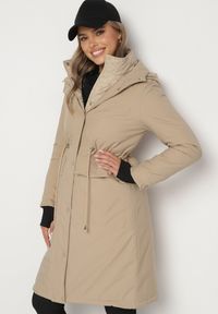 Born2be - Ciemnobeżowa Długa Kurtka z Kapturem i Ściągaczem w Talii Tarlinia. Okazja: na co dzień. Typ kołnierza: kaptur. Kolor: beżowy. Materiał: dzianina. Długość: długie. Wzór: aplikacja. Styl: casual, elegancki #5
