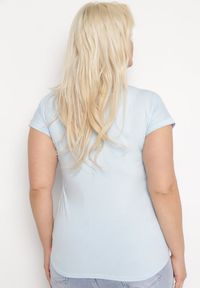 Born2be - Jasnoniebieski Bawełniany T-shirt z Ozdobnym Napisem Dellphia. Okazja: na co dzień. Kolor: niebieski. Materiał: bawełna. Wzór: napisy. Styl: casual, elegancki #5
