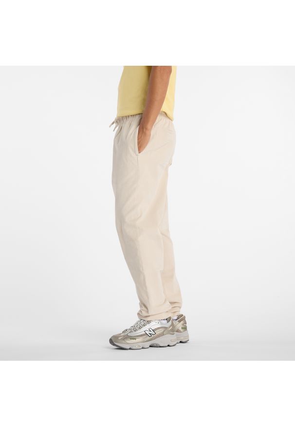 Spodnie męskie New Balance MP53521TWF – beżowe. Kolor: beżowy. Materiał: sztruks, bawełna