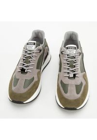 Wittchen - Męskie sneakersy skórzane z zamszowymi wstawkami zielono-szare. Nosek buta: okrągły. Kolor: zielony, szary, wielokolorowy. Materiał: skóra