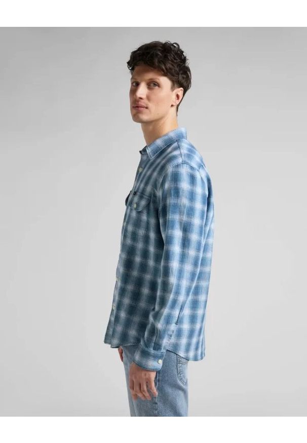 Lee - LEE WORKER SHIRT MĘSKA KOSZULA W KRATĘ DŁUGI RĘKAW INDIGO L68HOKDK 112145424. Długość rękawa: długi rękaw. Długość: długie