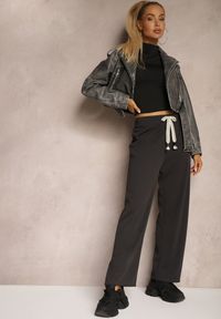Renee - Ciemnoszare Prążkowane Spodnie Szerokie High Waist z Troczkiem w Pasie Saivine. Okazja: na co dzień, na spotkanie biznesowe. Stan: podwyższony. Kolor: szary. Materiał: prążkowany. Długość: długie. Styl: biznesowy, casual #4