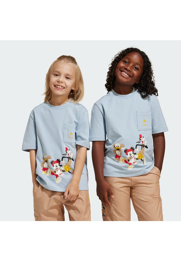 Adidas - Koszulka adidas x Disney Mickey Mouse Kids. Kolor: niebieski, żółty, wielokolorowy. Wzór: motyw z bajki