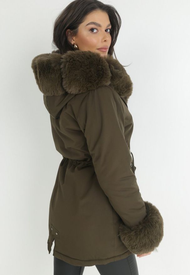 Born2be - Ciemnozielona Kurtka Parka z Kapturem i Wstawkami z Futerka Caranze. Okazja: na co dzień. Typ kołnierza: kaptur. Kolor: zielony. Materiał: futro. Sezon: zima, jesień. Styl: casual