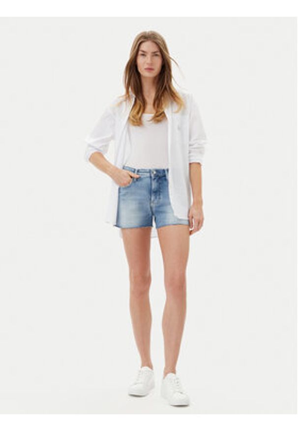 Calvin Klein Jeans Szorty jeansowe J20J225158 Niebieski Slim Fit. Kolor: niebieski. Materiał: bawełna