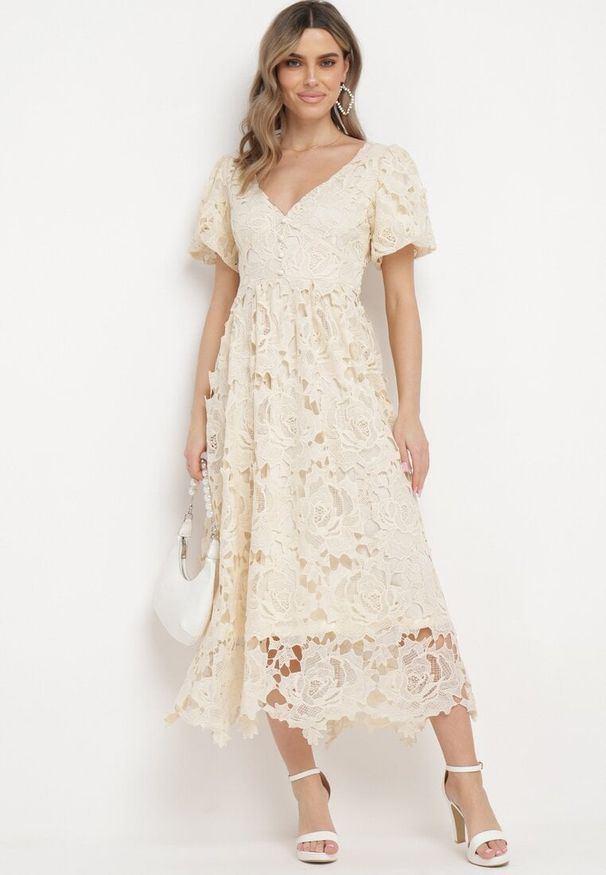 Born2be - Jasnobeżowa Sukienka Koronkowa z Krótkim Bufiastym Rękawem Ulessa. Okazja: na imprezę. Kolor: beżowy. Materiał: koronka