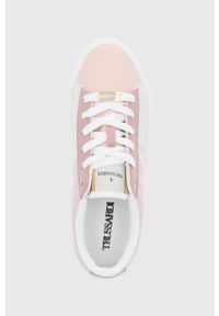 Trussardi Jeans - Trussardi buty damskie kolor różowy. Nosek buta: okrągły. Zapięcie: sznurówki. Kolor: różowy. Materiał: guma. Obcas: na obcasie. Wysokość obcasa: niski