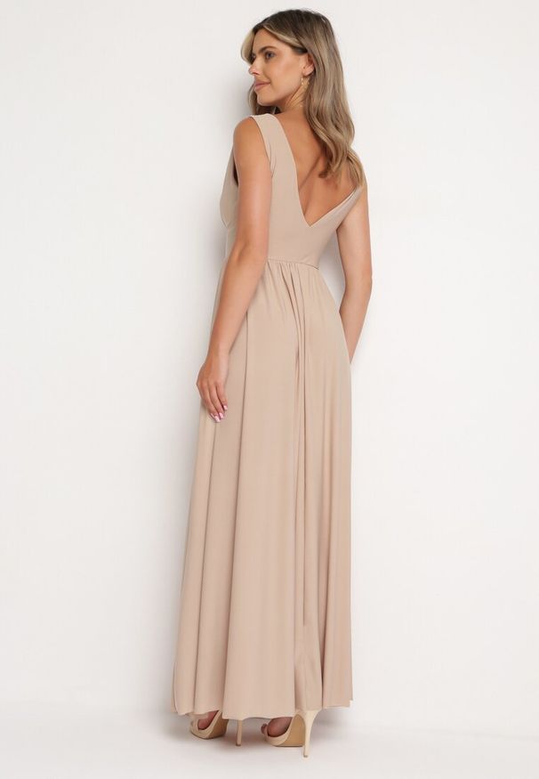 Born2be - Beżowa Koktajlowa Sukienka na Ramiączkach z Trójkątnym Dekoltem i Rozcięciem z Boku Nestarli. Okazja: na wesele, na imprezę, na ślub cywilny. Typ kołnierza: dekolt w kształcie V. Kolor: beżowy. Materiał: materiał. Długość rękawa: na ramiączkach. Sezon: lato. Styl: wizytowy