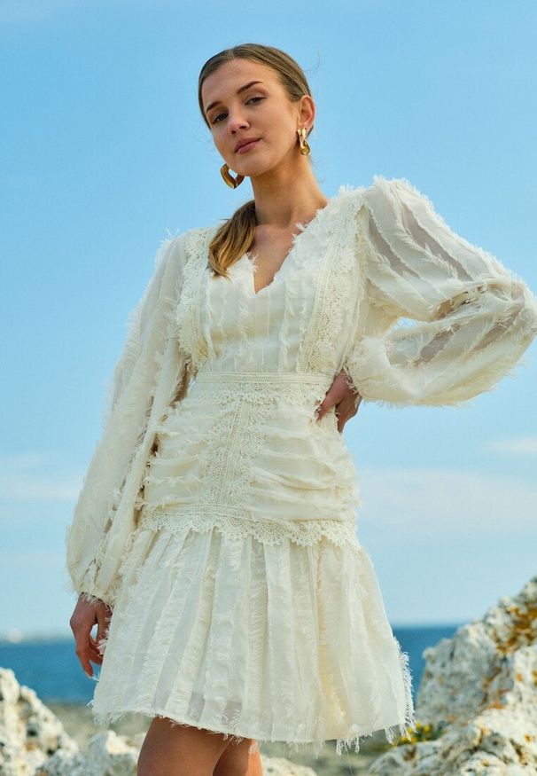 Renee - Beżowa Sukienka Rozkloszowana z Wystrzępieniem i Koronką Avela. Kolor: beżowy. Materiał: koronka. Wzór: koronka