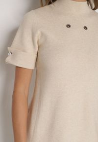 Born2be - Jasnobeżowa Sweterkowa Sukienka Trapezowa Ozdobiona Aplikacjami i Perełkami Iletusa. Okazja: na co dzień, do pracy. Kolor: beżowy. Wzór: aplikacja. Typ sukienki: trapezowe. Styl: klasyczny, casual, elegancki. Długość: midi #5