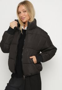 Born2be - Czarna Pikowana Kurtka Puffer o Prostym Kroju ze Ściągaczami przy Rękawach Suzzana. Okazja: na co dzień, na spacer. Kolor: czarny. Materiał: jeans, poliester. Styl: casual, elegancki