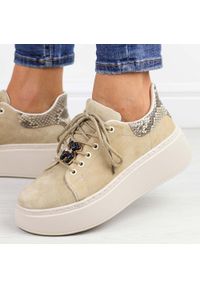 Beżowe zamszowe skórzane sneakersy damskie Vinceza 89104. Okazja: na co dzień. Kolor: beżowy. Materiał: zamsz, skóra. Szerokość cholewki: normalna. Sezon: wiosna, jesień, lato. Obcas: na platformie