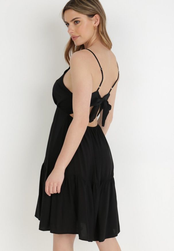 Born2be - Czarna Sukienka z Wiskozy Aikena. Kolor: czarny. Materiał: wiskoza. Długość rękawa: na ramiączkach. Typ sukienki: kopertowe. Długość: mini