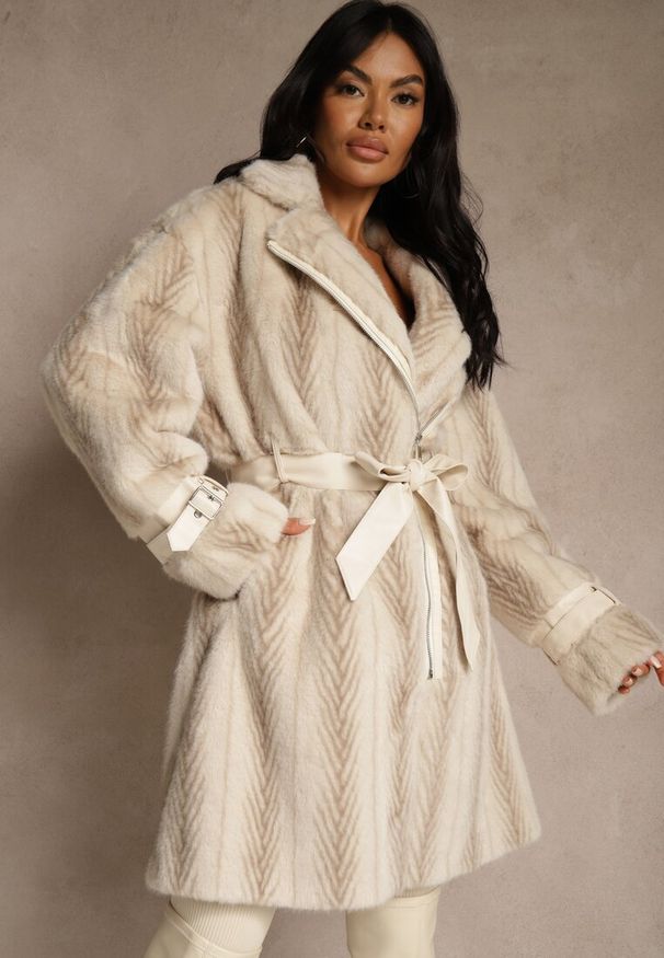 Renee - Jasnobeżowy Płaszcz Futerko z Paskiem z Imitacji Skóry i Klamrami przy Mankietach Charysha. Kolor: beżowy. Materiał: skóra, futro. Styl: elegancki