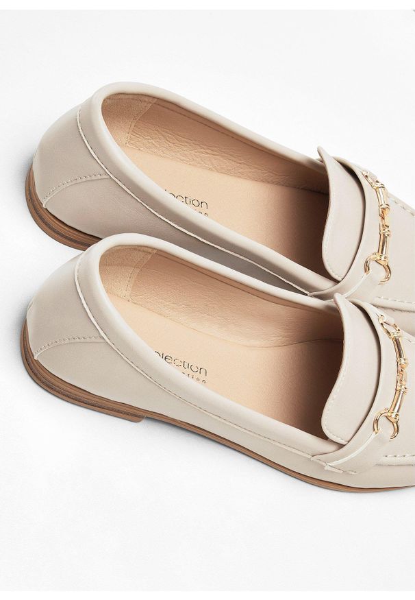 bonprix - Półbuty wsuwane loafer. Zapięcie: bez zapięcia. Kolor: beżowy. Styl: elegancki