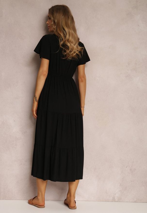 Renee - Czarna Sukienka z Wiskozy Jonmy. Okazja: na co dzień. Typ kołnierza: dekolt w serek. Kolor: czarny. Wzór: aplikacja, gładki. Typ sukienki: proste. Materiał: wiskoza. Długość rękawa: krótki rękaw. Sezon: lato. Styl: casual, elegancki. Długość: midi