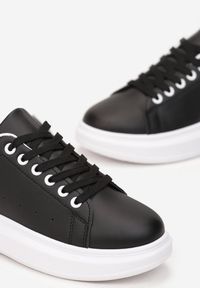 Born2be - Czarne Sneakersy Ohei. Nosek buta: okrągły. Kolor: czarny. Materiał: materiał. Szerokość cholewki: normalna. Wzór: kolorowy, aplikacja