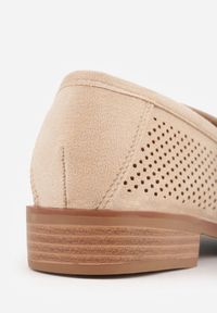 Renee - Ciemnobeżowe Mokasyny Vices z Perforacją z Wkładką ze Skóry Naturalnej Felithria. Okazja: na co dzień. Kolor: beżowy. Materiał: skóra. Wzór: aplikacja. Obcas: na obcasie. Styl: casual, klasyczny, elegancki. Wysokość obcasa: niski #7