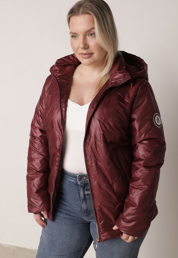 Born2be - Bordowa Pikowana Kurtka Przejściowa o Prostym Kroju z Kapturem Vimoris. Okazja: na spacer, na co dzień. Typ kołnierza: kaptur. Kolekcja: plus size. Kolor: czerwony. Materiał: poliester, jeans. Styl: casual, elegancki