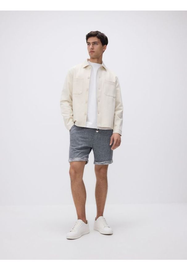 Reserved - Strukturalne szorty regular - granatowy. Kolor: niebieski. Materiał: bawełna, dzianina