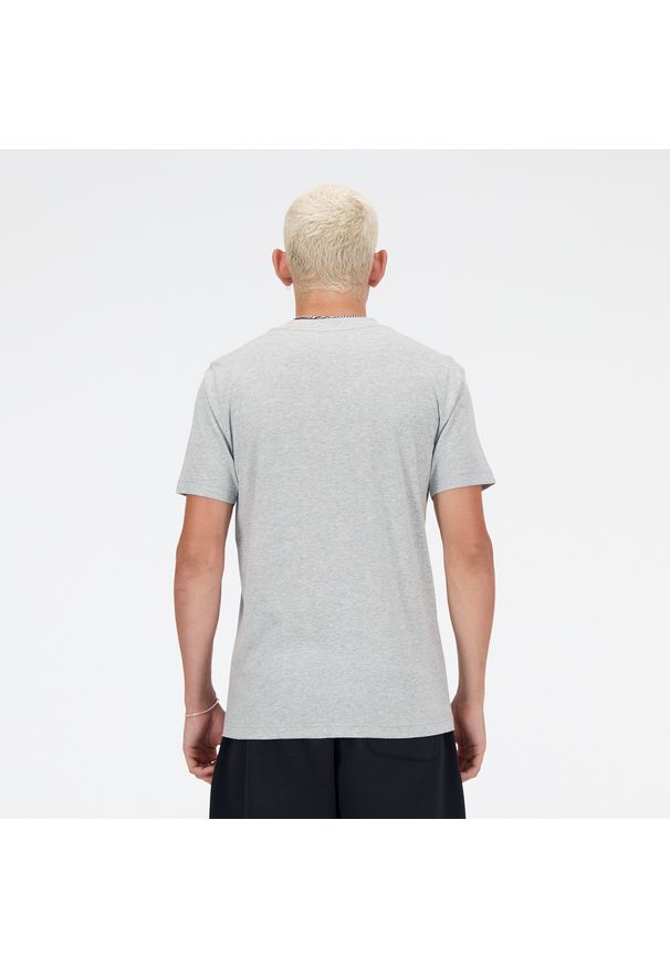 Koszulka męska New Balance MT41502AG – szara. Kolor: szary. Materiał: dresówka, bawełna. Długość rękawa: krótki rękaw. Długość: krótkie. Wzór: napisy, nadruk