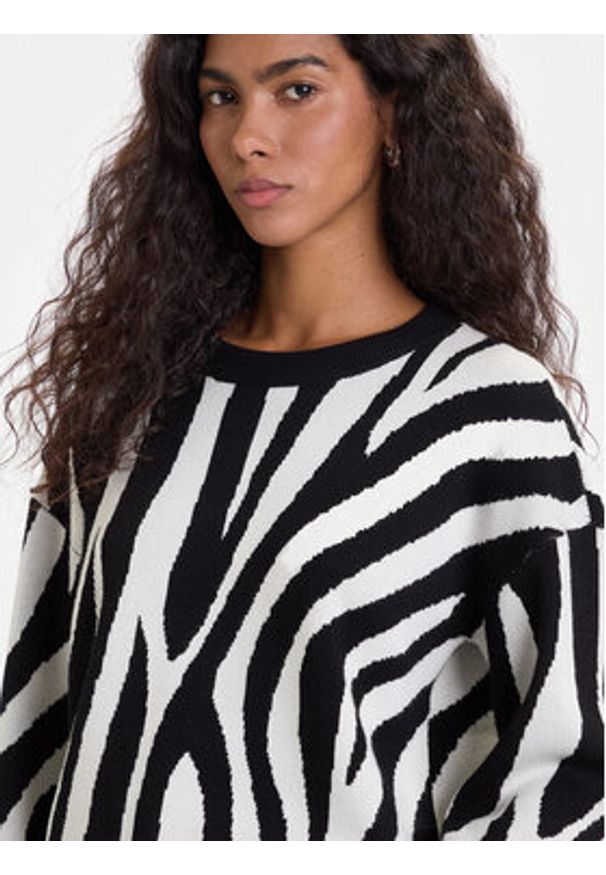 Vero Moda Sweter Siljeanimal 10330808 Biały Regular Fit. Kolor: biały. Materiał: wiskoza