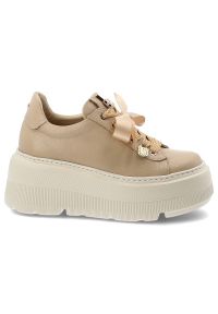 Sneakersy damskie Karino, platformowa podeszwa sznurowanie ozdobne wstążki masywna forma miękka wyściółka, beżowe, 5829/022-P. Zapięcie: sznurówki. Kolor: beżowy. Materiał: jeans, skóra. Obcas: na platformie. Styl: elegancki, klasyczny, sportowy #3