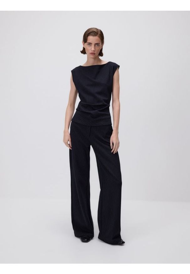 Reserved - Spodnie w paski - granatowy. Kolor: niebieski. Materiał: dzianina, wiskoza. Wzór: paski