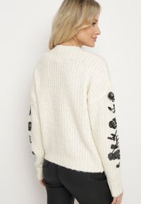 Born2be - Jasnobeżowy Sweter z Wełną Ozdobiony Haftem i Cekinami Siledi. Okazja: na co dzień. Kolor: beżowy. Materiał: wełna. Wzór: aplikacja, haft. Styl: klasyczny, elegancki, casual