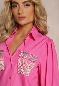 Renee - Fuksjowa Koszula z Biżuteryjnymi Cyrkoniami i Perełkami Quezia. Kolor: różowy. Wzór: aplikacja #3
