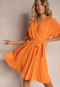 Renee - Pomarańczowa Sukienka z Gumką w Pasie i Kopertowym Dekoltem Azrah. Kolor: pomarańczowy. Typ sukienki: kopertowe. Długość: mini #1