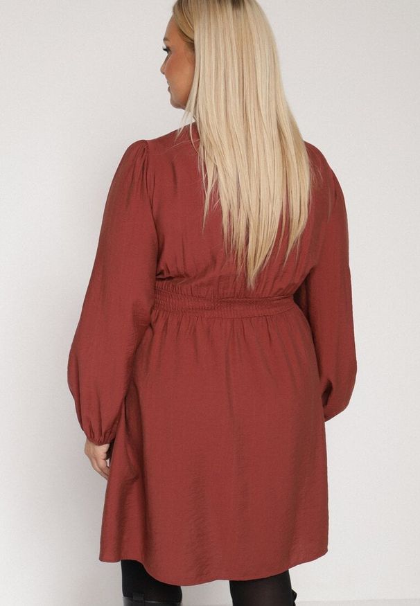 Born2be - Jasnobrązowa Rozkloszowana Sukienka z Marszczeniem w Talii i Dekoltem w Serek Salindea. Okazja: na co dzień. Typ kołnierza: dekolt w serek. Kolekcja: plus size. Kolor: brązowy. Długość rękawa: długi rękaw. Typ sukienki: dla puszystych. Styl: casual, elegancki