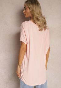 Renee - Różowy T-shirt Oversize o Przedłużonym Kroju Echinopa. Okazja: na co dzień, na imprezę. Kolor: różowy. Materiał: bawełna, jeans. Sezon: lato. Styl: casual