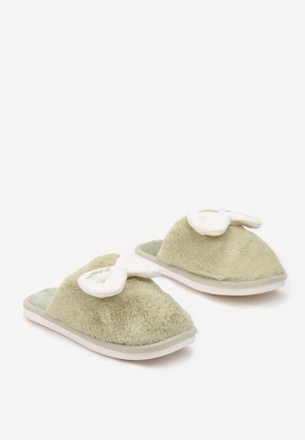 Born2be - Zielone Kapcie ze Sztucznego Futerka z Kokardką Arvana. Okazja: do domu. Kolor: zielony. Materiał: futro. Wzór: aplikacja