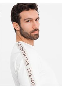 Ombre Clothing - Bawełniany męski longsleeve U-neck z lampasami i nadrukiem na piersi – złamana biel V3 - Rozmiar: XXL. Materiał: bawełna. Długość rękawa: długi rękaw. Wzór: nadruk. Styl: klasyczny, sportowy #3