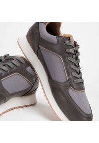 Wittchen - Męskie sneakersy ze skóry ekologicznej ze wstawkami szaro-brązowe. Kolor: brązowy, wielokolorowy, szary. Materiał: skóra ekologiczna. Wzór: aplikacja. Sport: turystyka piesza #2