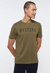 Mustang - MUSTANG Style Alex C LOGO Tee MĘSKI T-SHIRT KOSZULKA NADRUK LOGO BURNT OLIVE 1013221 6358. Wzór: nadruk