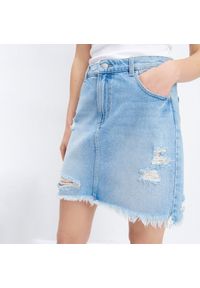 Mohito - Jeansowa spódnica z przetarciami - Niebieski. Kolor: niebieski. Materiał: jeans #1