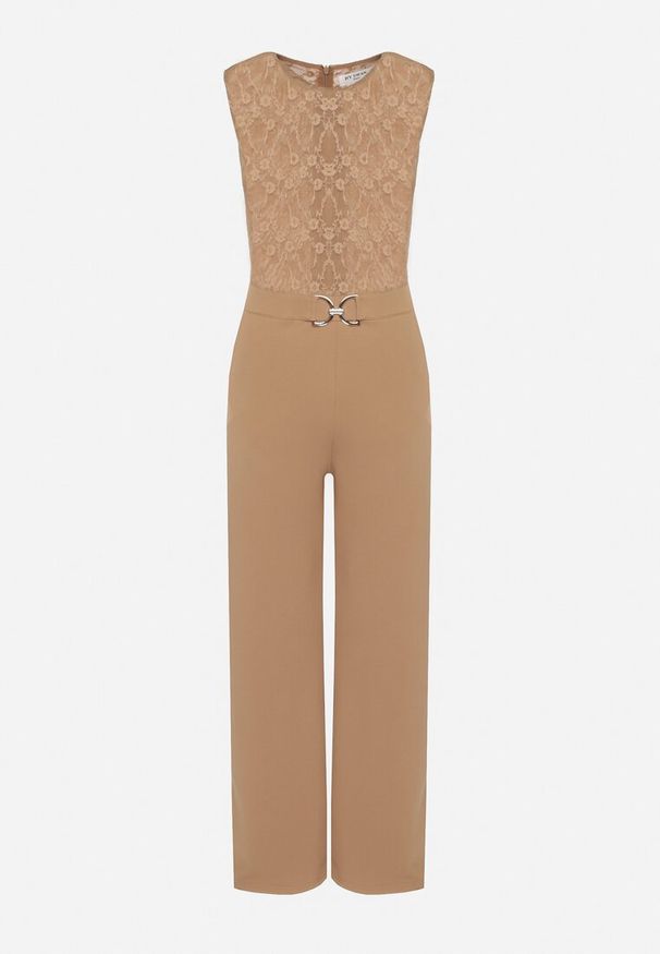 Born2be - Beżowy Kombinezon bez Rękawów z Metaliczną Ozdobą i Prostymi Nogawkami Karivalle. Okazja: na co dzień. Kolor: beżowy. Długość rękawa: bez rękawów. Wzór: aplikacja. Styl: casual, elegancki, klasyczny