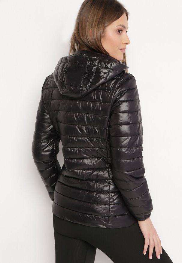 Born2be - Czarna Kurtka Pikowana z Odpinanym Katurem Rilevama. Kolor: czarny. Styl: elegancki