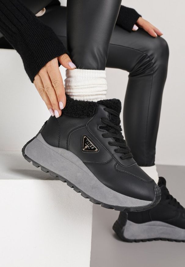 Renee - Czarne Sneakersy Śniegowce Vices na Platformie Ozdobione Trójkątną Aplikacją Ficebia. Okazja: na co dzień. Kolor: czarny. Materiał: jeans, skóra. Wzór: aplikacja. Obcas: na platformie