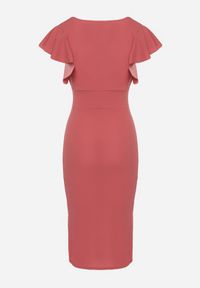 Born2be - Ciemnoróżowa Dopasowana Sukienka z Kopertowym Dekoltem i Falbankami Leolani. Okazja: na co dzień. Typ kołnierza: kołnierz z falbankami. Kolor: różowy. Materiał: jeans. Typ sukienki: kopertowe. Styl: casual, klasyczny #5
