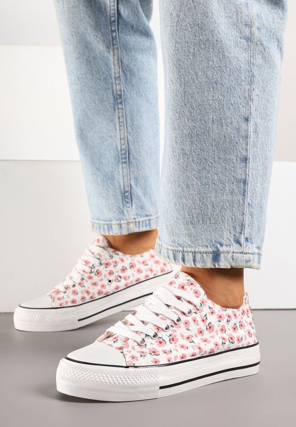 Born2be - Różowe Trampki z Cholewką Zdobioną Kwiatowym Wzorem Folaianna. Okazja: na co dzień, na spacer. Kolor: różowy. Materiał: jeans. Szerokość cholewki: normalna. Wzór: aplikacja, kwiaty. Styl: klasyczny, elegancki, casual