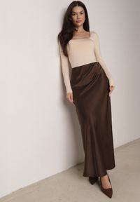 Born2be - Brązowa Satynowa Spódnica Maxi Shapas. Stan: podwyższony. Kolor: brązowy. Materiał: satyna #1